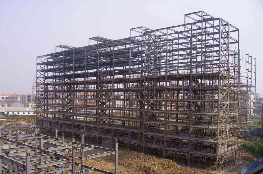 来宾高层钢结构的支撑布置与构造应该符合哪些要求